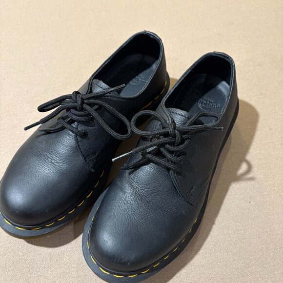 Doc Martin's (Women Size 7) - Picture 2 of 3